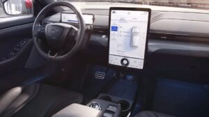 Förenklad förarmiljö i nya Mustang Mach-E med Fords nya designtänk Förenklad förarmiljö i nya Mustang Mach-E med Fords nya designtänk