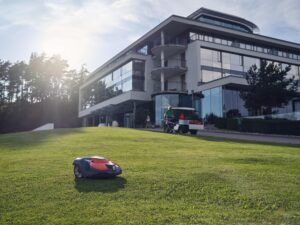 Husqvarna blickar mot 2030 – från robotgräsklippare till smarta privata trädgårdsmästare