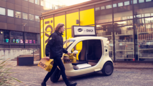 Bzzt förvärvar Favos leveranskedja och tar över distributionen av deras mat. I april pluggar Favo in sig på Bzzts leveransplattform