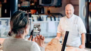 Saluhallen använder liveshopping för att koppla ihop hyresgästerna med besökarna Saluhallen använder liveshopping för att koppla ihop hyresgästerna med besökarna