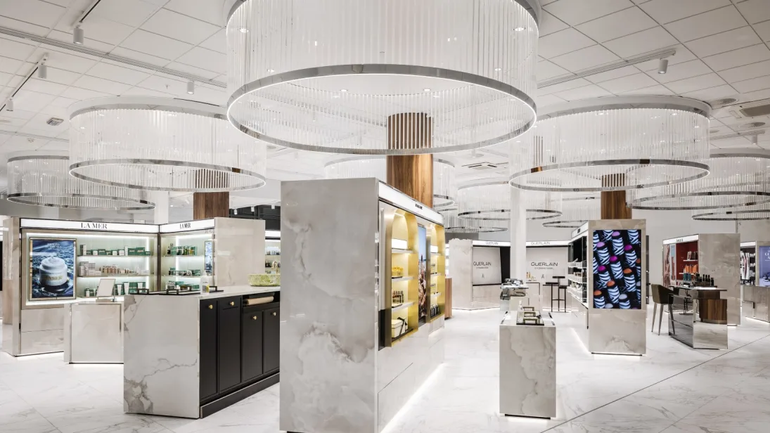 Elegant butikskoncept hos norska Steen & Strøm, Oslo i 4mm XGloss Dekton® Helena