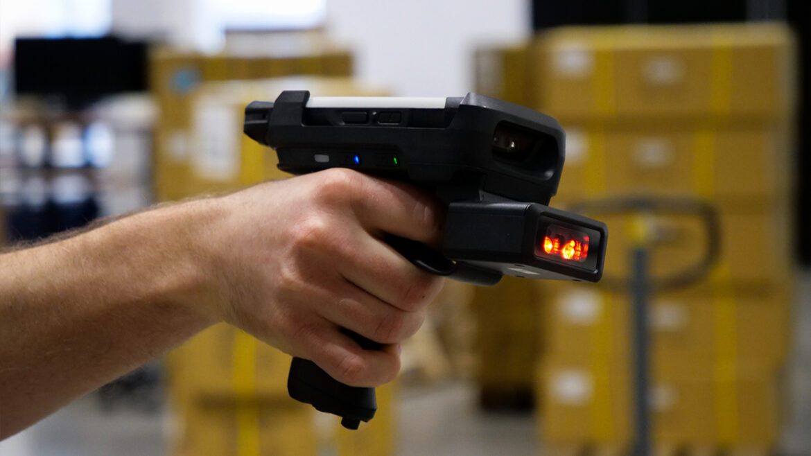 Den stryktåliga handdatorn Nautiz X41 nu med Android 11 och nytt pistolgrepp för långdistansskanning