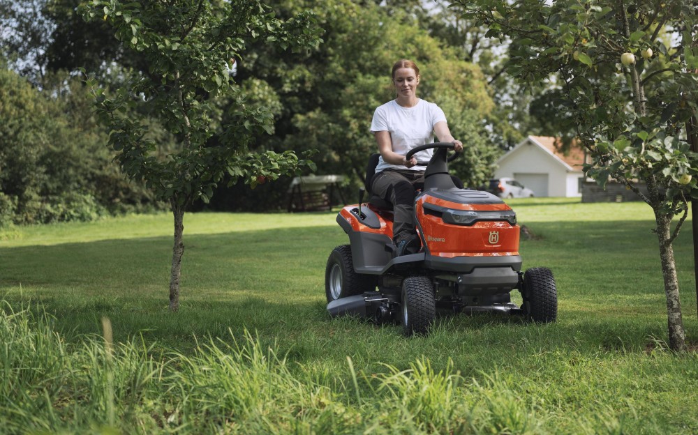 Husqvarna lanserar sina första batteridrivna trädgårdstraktorer
